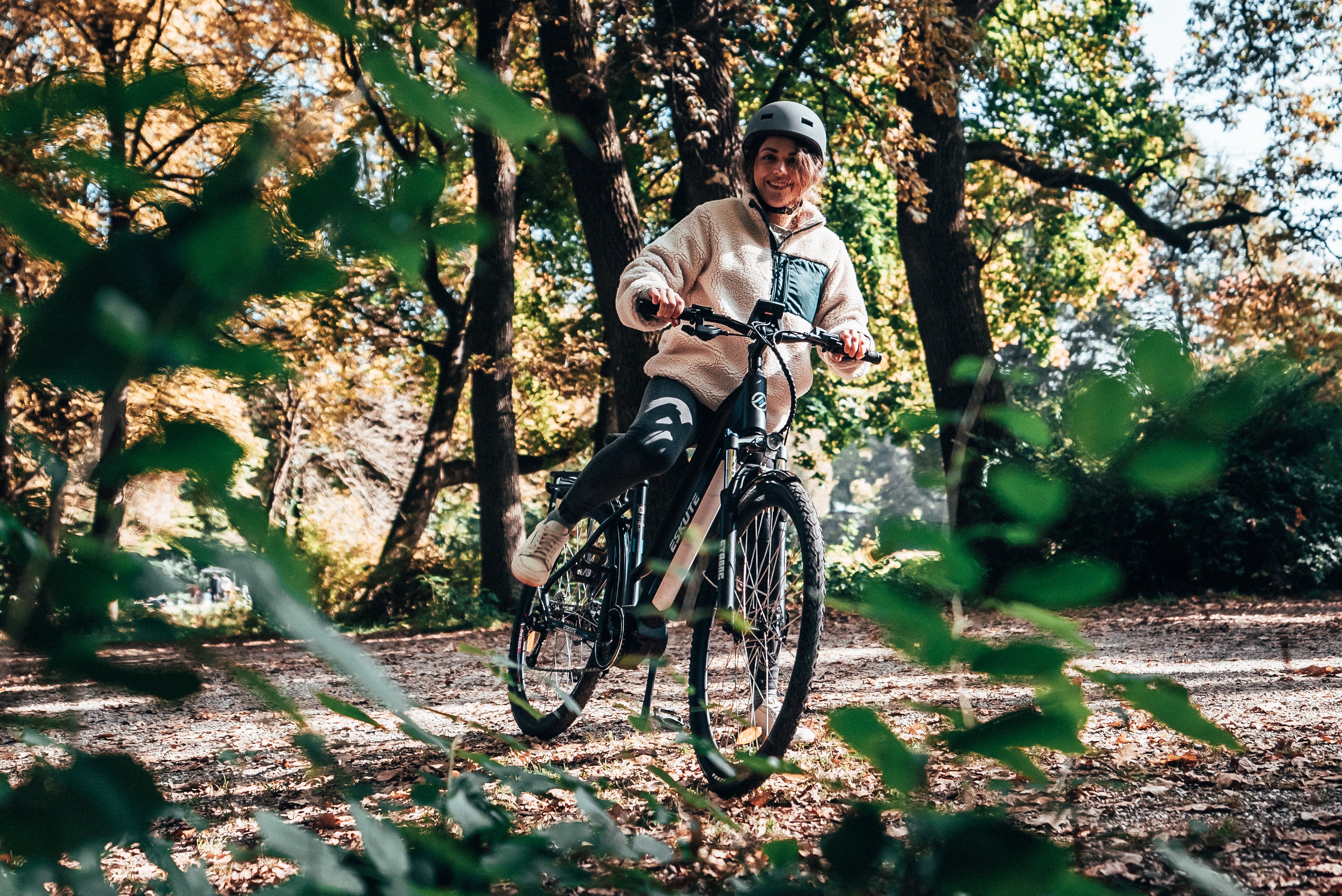 Mit Mittelmotor E-Citybike auf dem Feldweg