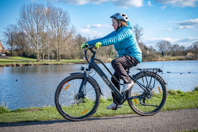 E-Bike Fahren im Park fördert die Gesundheit