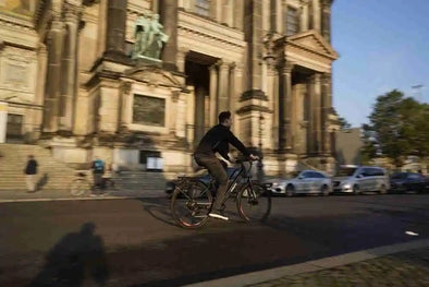 Ein Mann fährt mit dem E-Bike auf der Straße