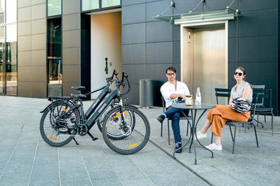 Mit E-Bike pendeln und Kaffee trinken auf dem Weg zur Arbeit