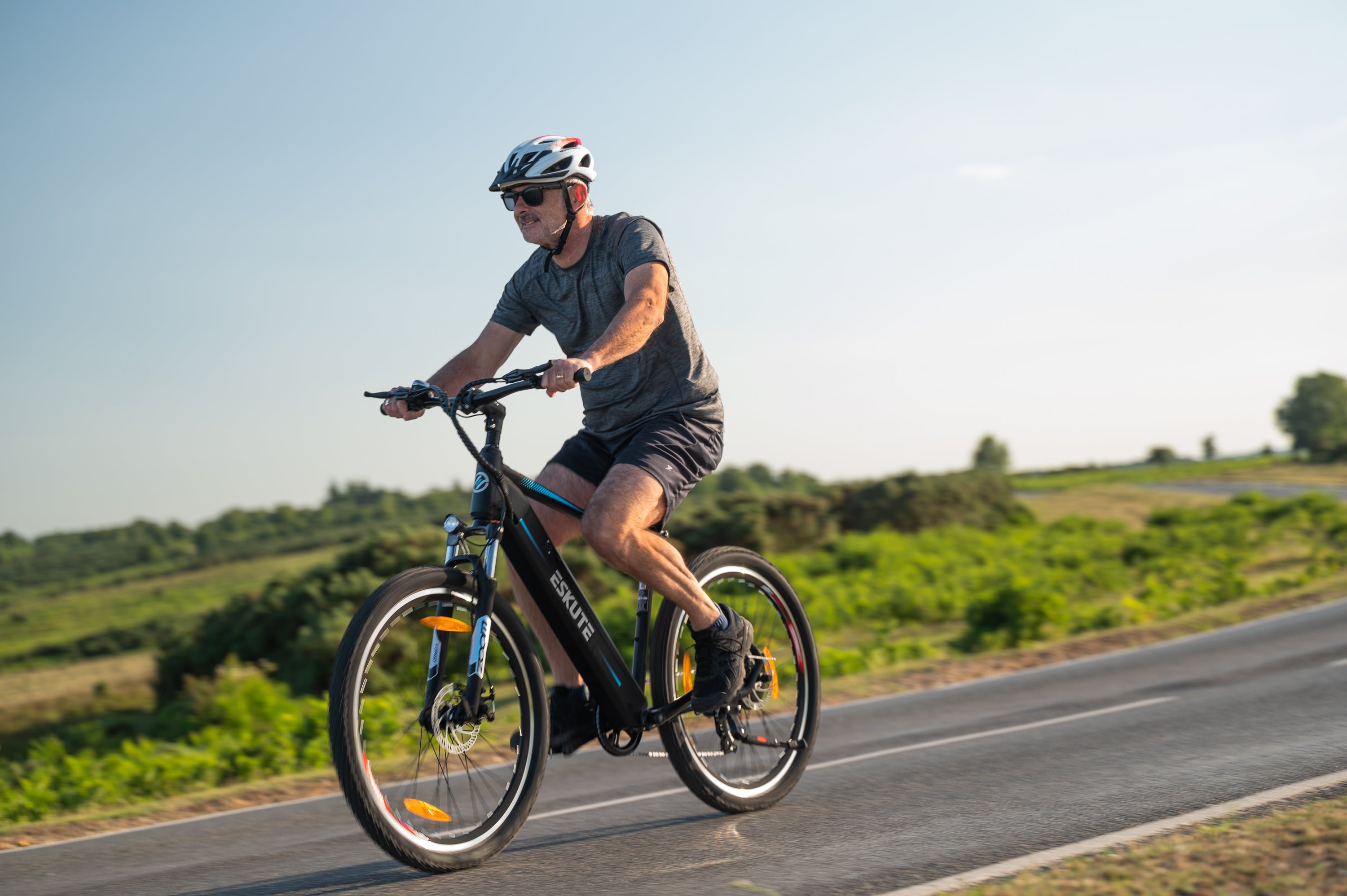 Eskute E-Bike fahren auf dem Radweg