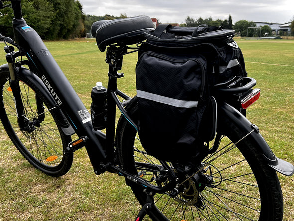 Fahrradtasche auf dem Fahrrad Gepäckträger
